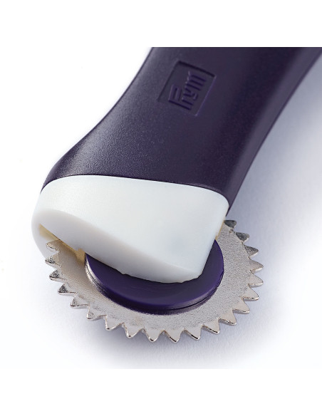 Ergonomic scalloped edge pastry wheel