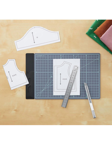 Clover foldable cutting mat with metal ruler - 18 cm x 29 cm
