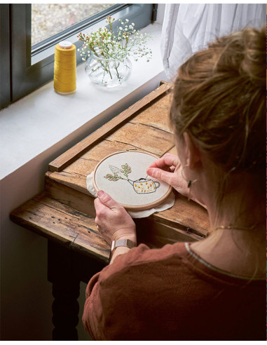 Book the embroidery guide