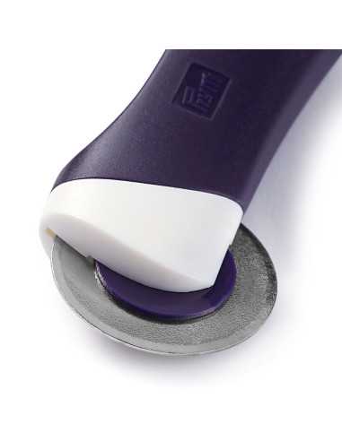 Ergonomic smooth pattern roller