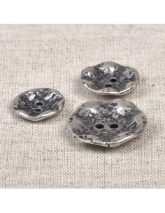 2-hole hammered metal button - Aged silver
