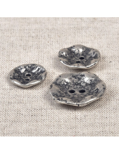 2-hole hammered metal button - Aged silver