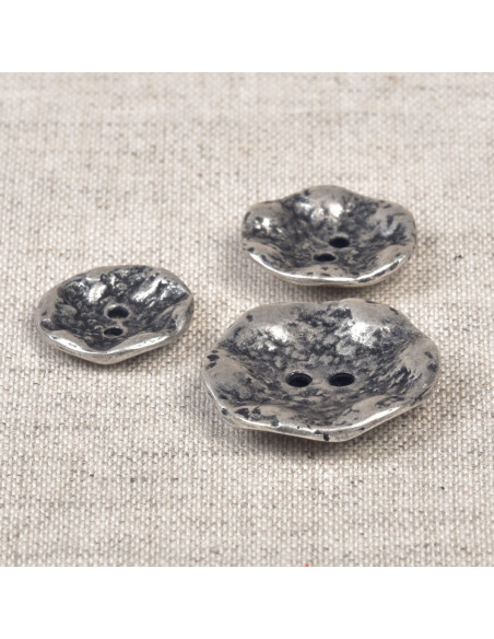 2-hole hammered metal button - Aged silver