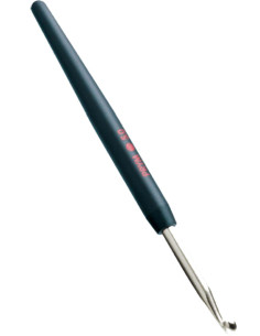 Metal crochet with ergonomic handle
