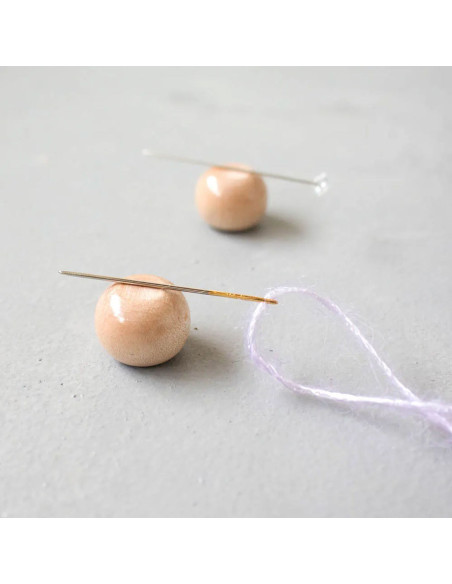 Wooden magnetic holder for needles and pins