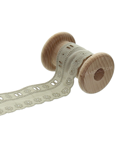 English embroidery with ribbon slot - Beige