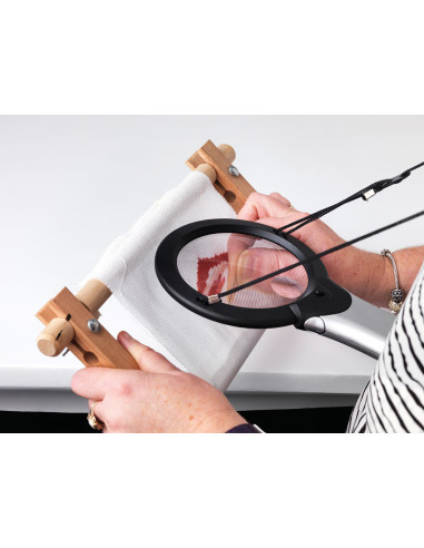 Pendant magnifier with LED lighting and Daylight base