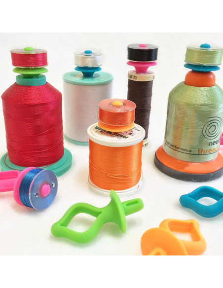 Spool holder for thread bobbins