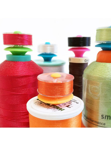Spool holder for thread bobbins