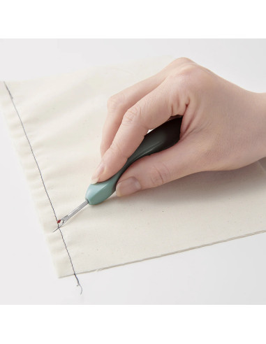 Clover seam ripper with thread remover