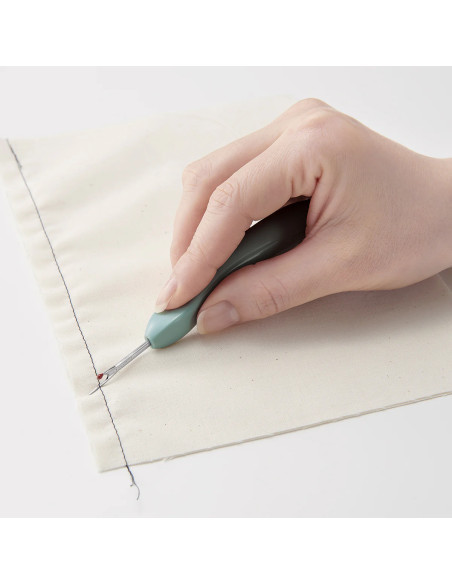 Clover seam ripper with thread remover