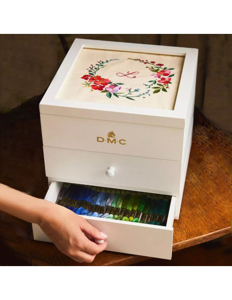 Customizable wooden box with 70 DMC embroidery threads