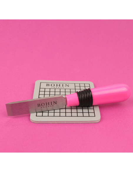 Open buttonhole with protective mat