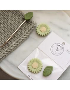 Stitch stoppers for knitting needles - Green daisy