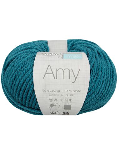 Amy knitting yarn