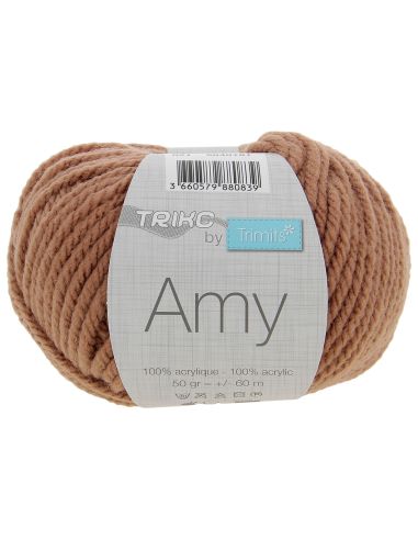 Amy knitting yarn