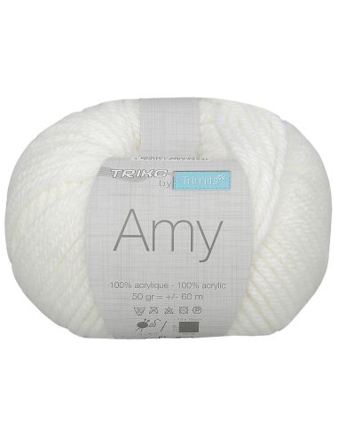 Amy knitting yarn