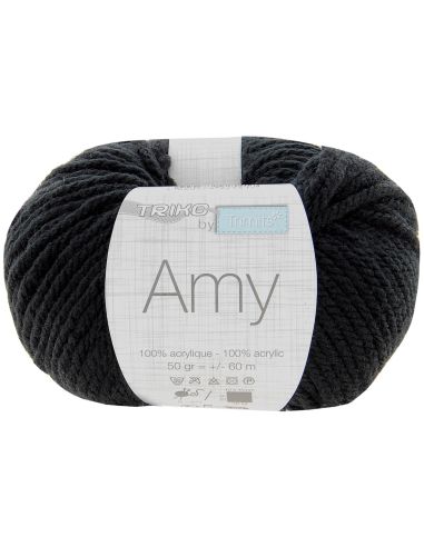 Amy knitting yarn
