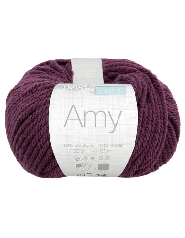 Amy knitting yarn