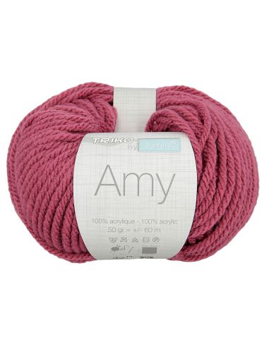 Amy knitting yarn