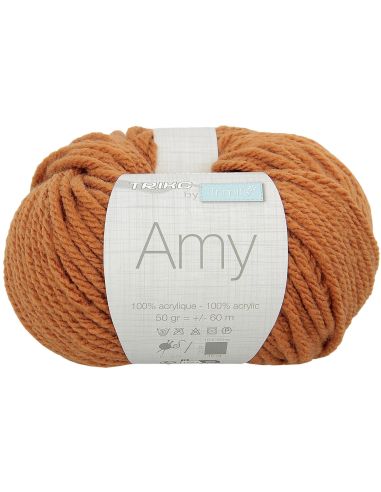 Amy knitting yarn