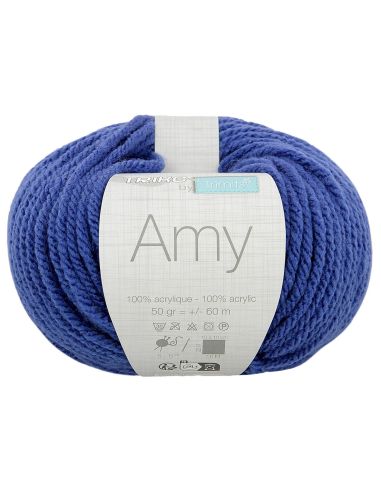 Amy knitting yarn