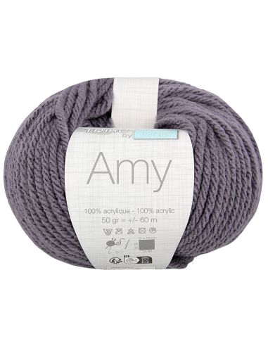 Amy knitting yarn