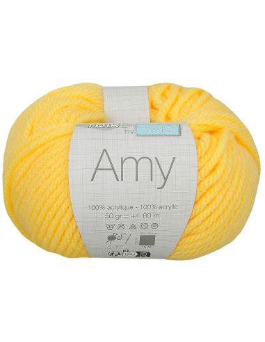 Amy knitting yarn