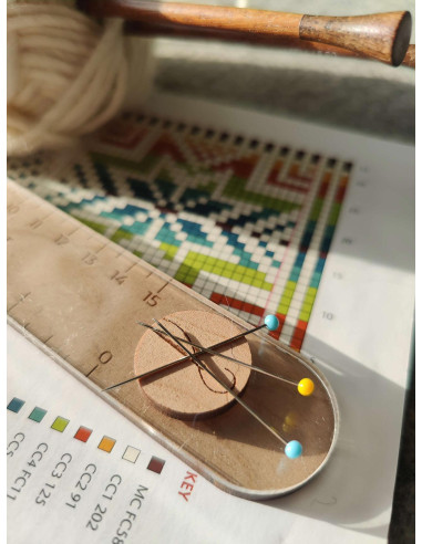 Magnetic tracking ruler in recycled acrylic knit