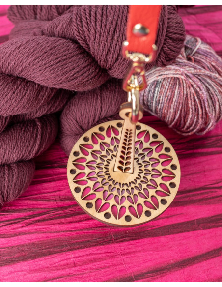 Heart-shaped yarn holder bracelet
