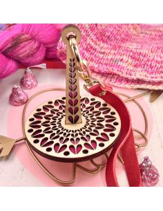 Heart-shaped yarn holder bracelet