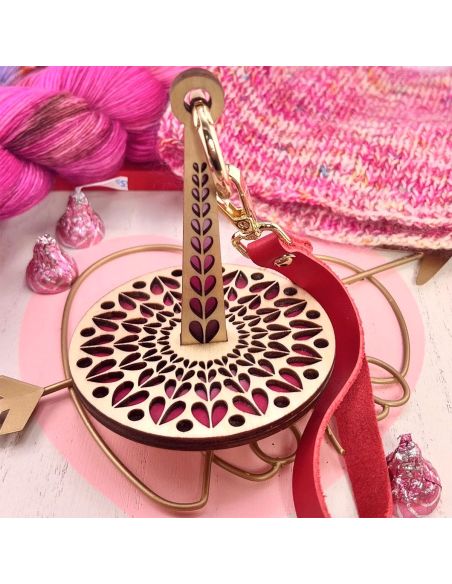 Heart-shaped yarn holder bracelet