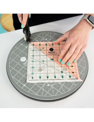Sew Magnetic™ 28 cm self-healing rotating magnetic cutting mat