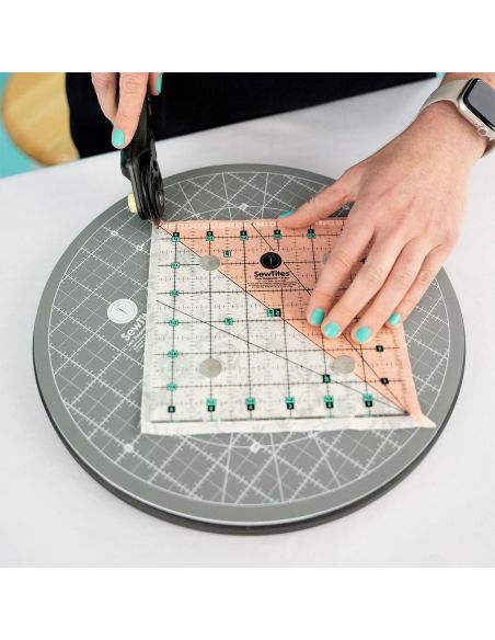 Sew Magnetic™ 28 cm self-healing rotating magnetic cutting mat