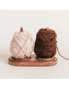 Double rotating wooden stand for yarn balls
