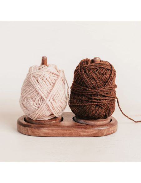 Double rotating wooden stand for yarn balls